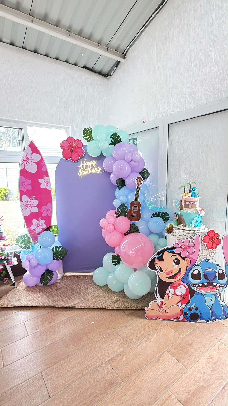 Montaje de globos pastel para evento temático